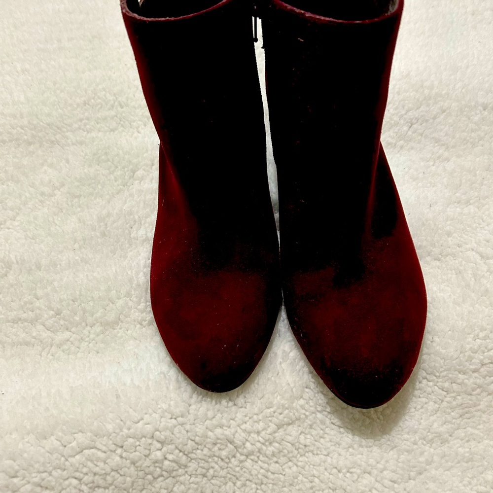 Heeled burgundy booties